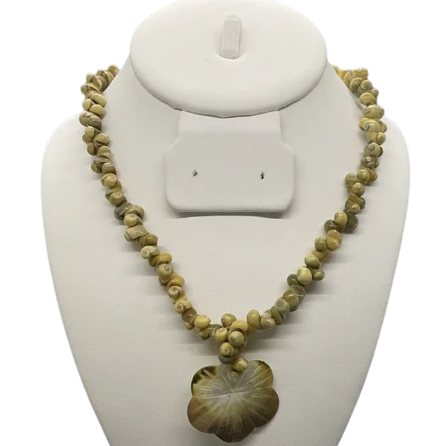 Shell Necklace with Flower Pendant by Clothes Mentor